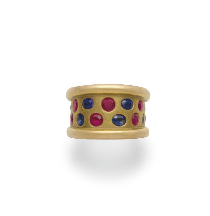 A RUBY, SAPPHIRE AND GOLD RING, BY CARTIER