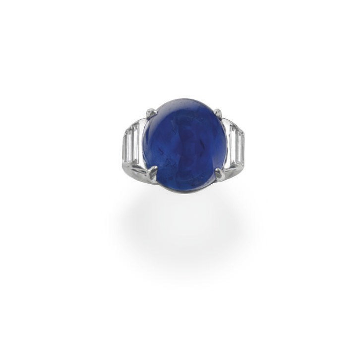 A SAPPHIRE AND DIAMOND RING