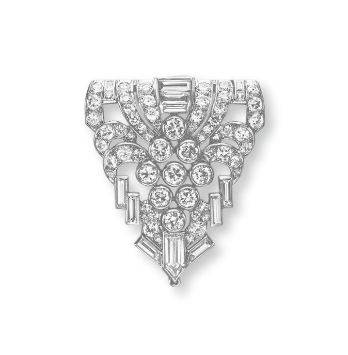 AN ART DECO DIAMOND CLIP BROOCH