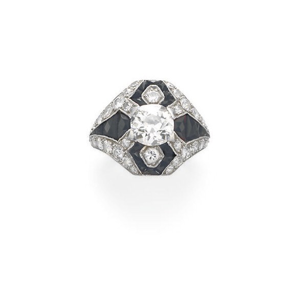 AN ART DECO DIAMOND AND ONYX RING