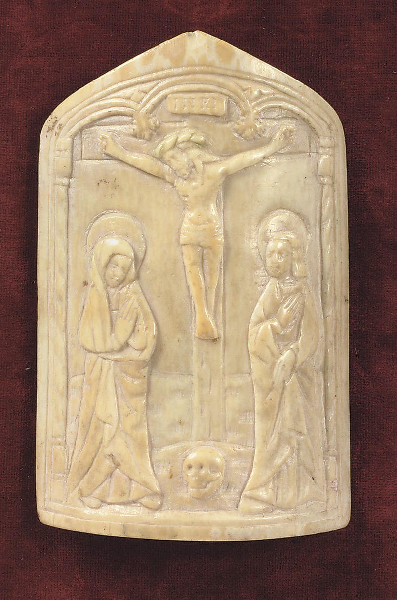 A CARVED IVORY PAX CHRISTI DEPICTING THE CRUCIFIXION