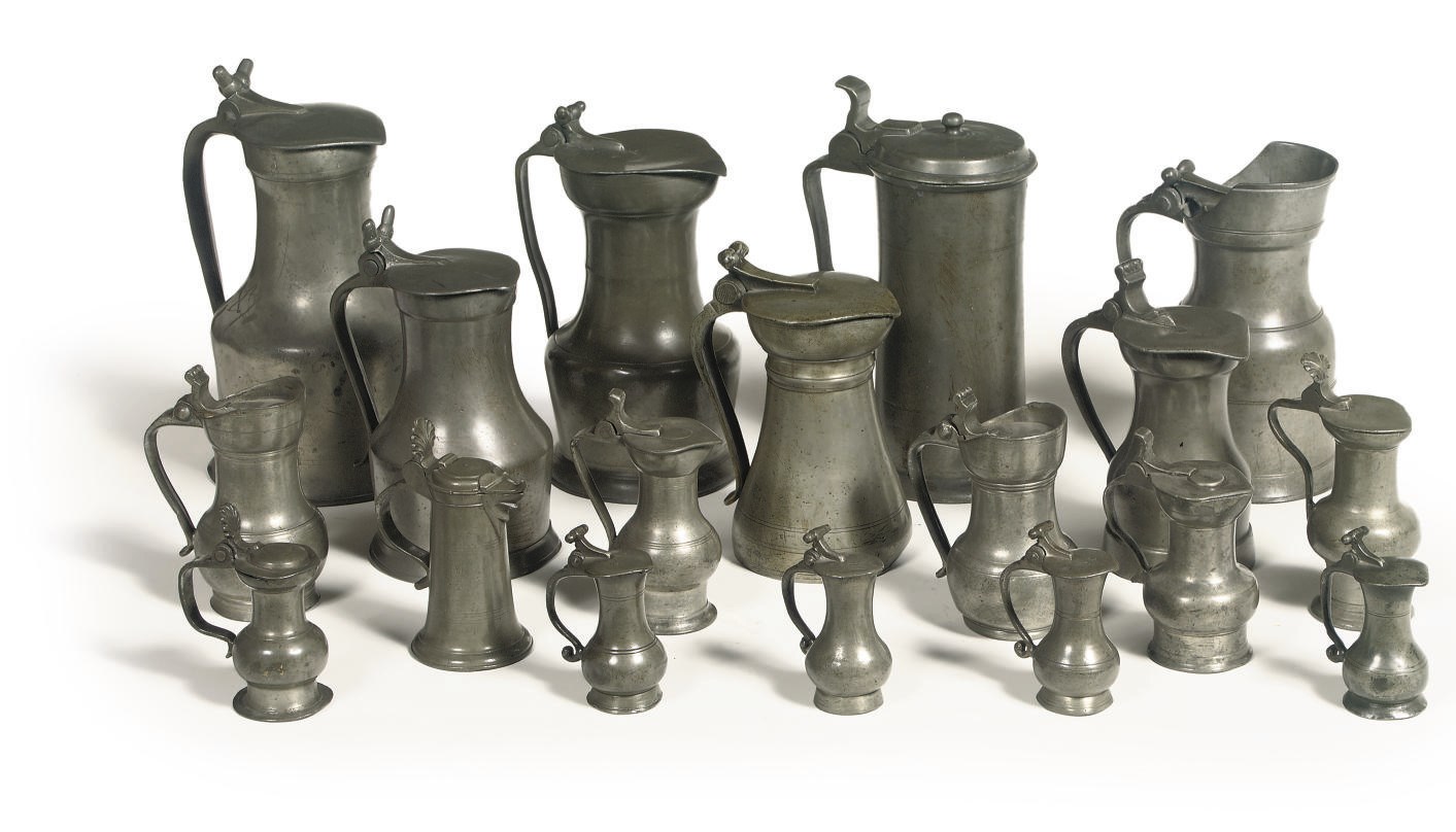 A COLLECTION OF EIGHTEEN VARIOUS PEWTER FLAGONS