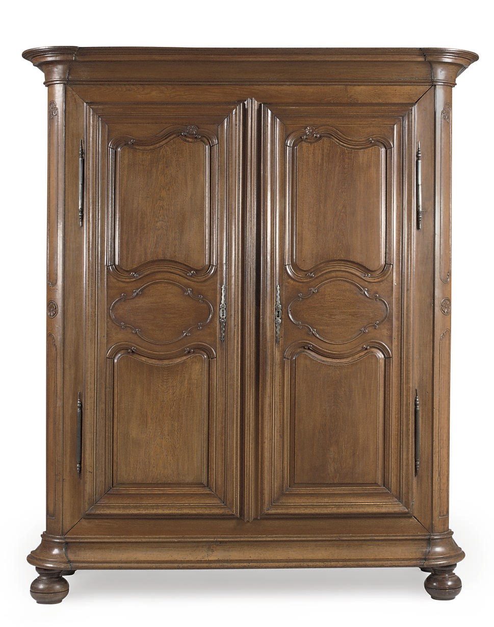 A SOUTH WEST GERMAN OAK CUPBOARD