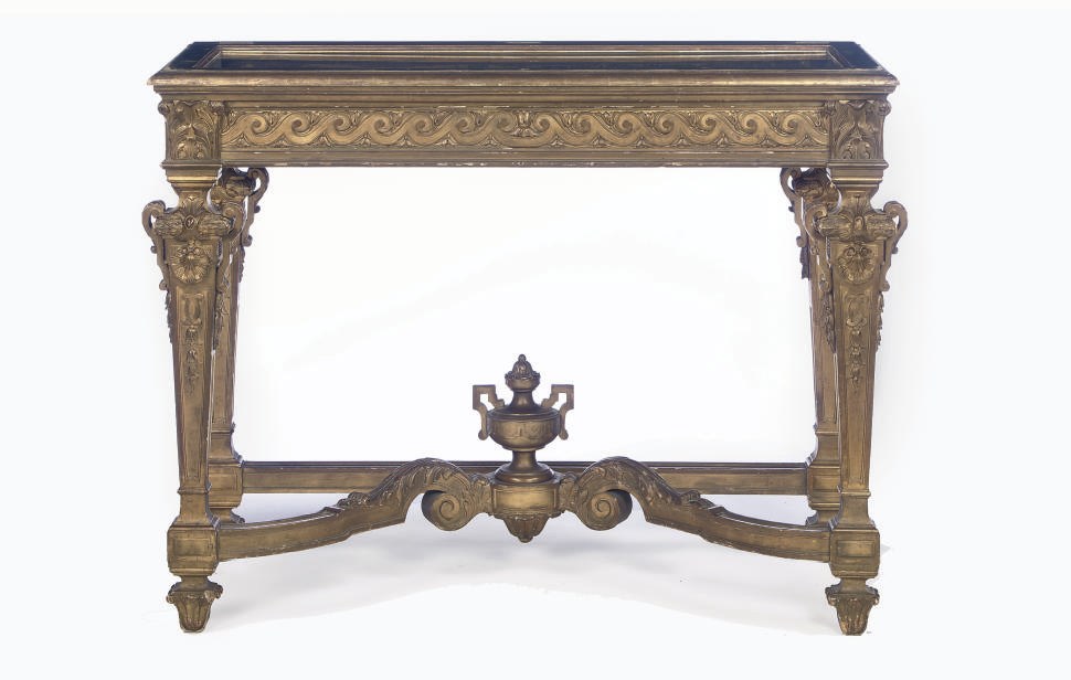 AN ITALIAN GILTWOOD DISPLAY TABLE
