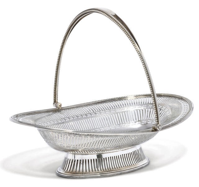 AN EDWARDIAN SILVER SWING-HANDLED OVAL CAKE BASKET OF GEORGIAN STYLE