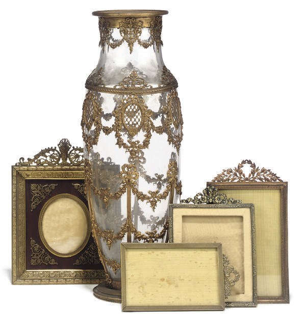 A CONTINENTAL GLASS AND GILT-BRASS MOUNTED VASE
