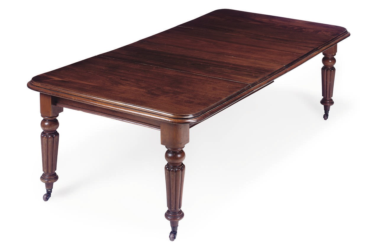 A VICTORIAN MAHOGANY EXTENDING DINING TABLE