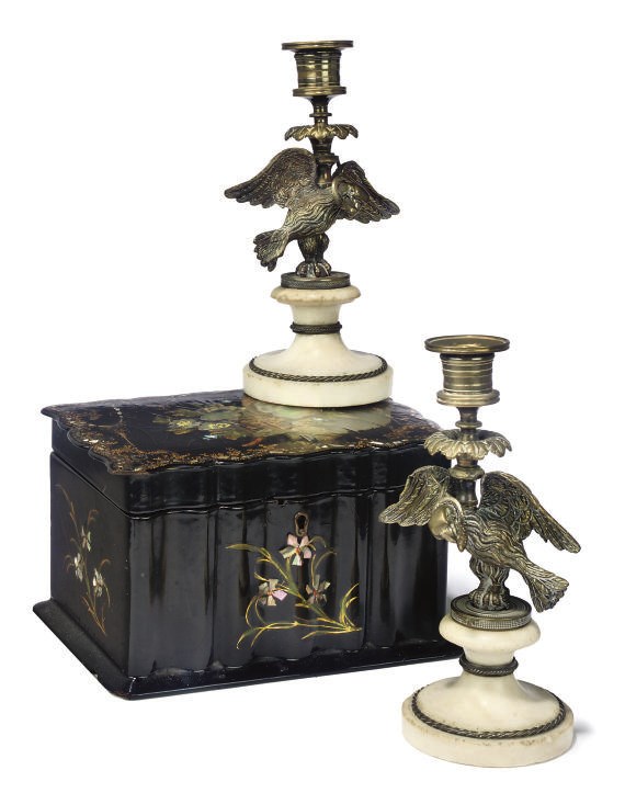 A VICTORIAN PAPIER-MACHE TEA CADDY