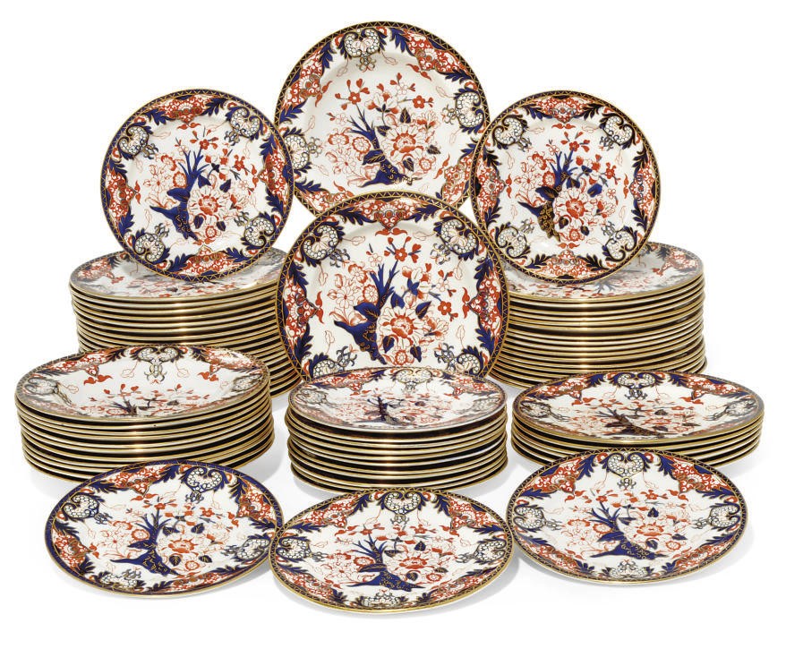 A QUANTITY OF DERBY IMARI DINNER AND DESSERT PLATES