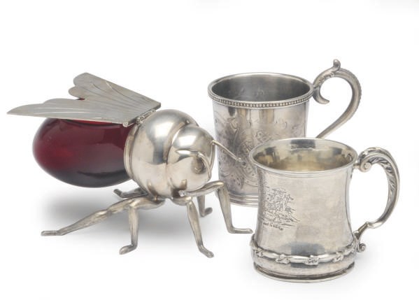 AN AMERICAN SILVER CHILD'S MUG, A SILVER-PLATED CHILD'S MUG, AND A SILVER-PLATED BEE-FORM HONEY POT WITH HINGED COVER,