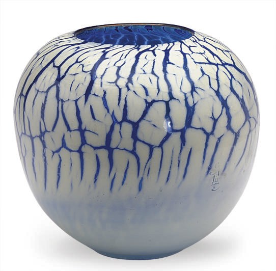 A FRENCH OVERLAID GLASS VASE,