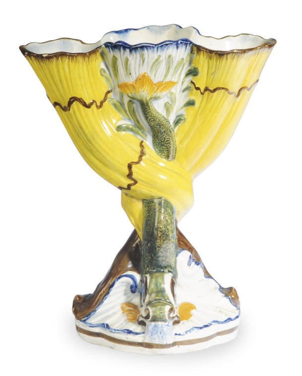 AN ENGLISH PEARLWARE THREE-FINGER VASE,