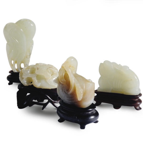A GROUP OF NINE SMALL CHINESE JADE CARVINGS OF FRUIT AND ANIMALS,