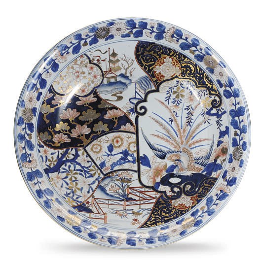A LARGE JAPANESE PORCELAIN IMARI CHARGER,
