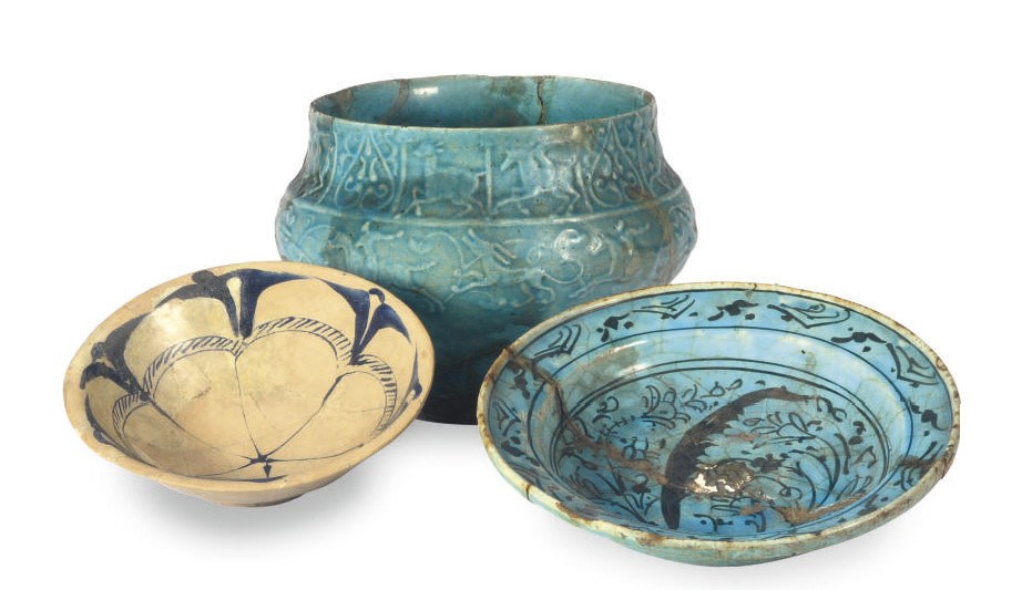 AN ABBASID BLUE AND WHITE POTTERY BOWL AND A SYRIAN TURQUOISE-GLAZED POTTERY DISH,