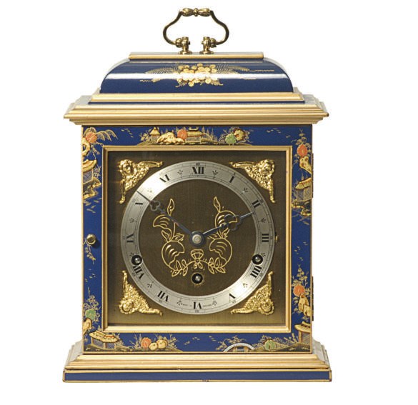 AN ENGLISH CHINOISERIE DECORATED MANTELCLOCK,