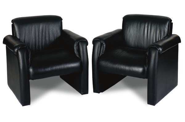 A PAIR OF BLACK LEATHER CLUB CHAIRS,