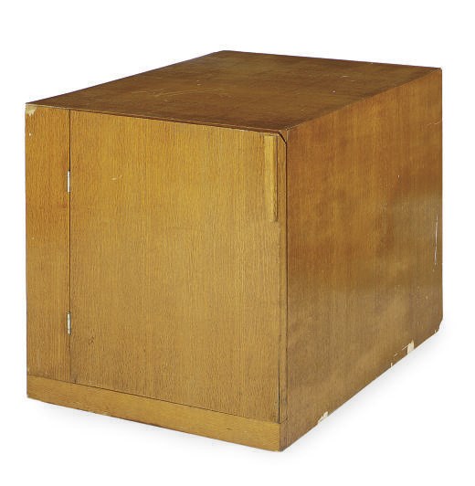 AN OAK SINGLE-DOOR LOW CABINET,