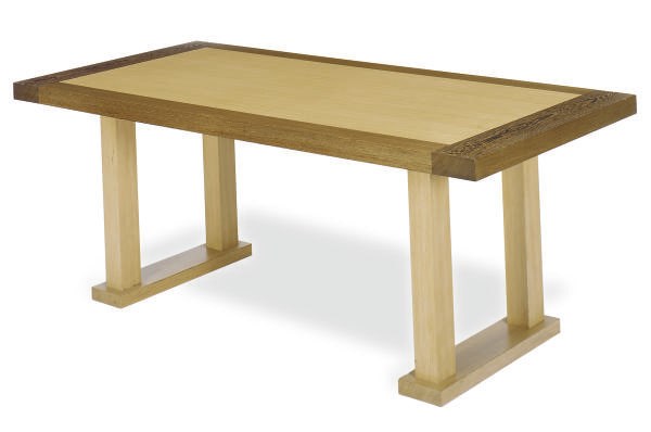 AN OAK DINING TABLE,