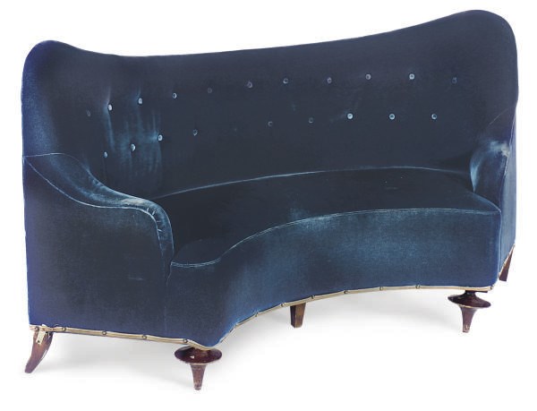 A PAIR OF BLUE VELVET UPHOLSTERED BANQUETTES,