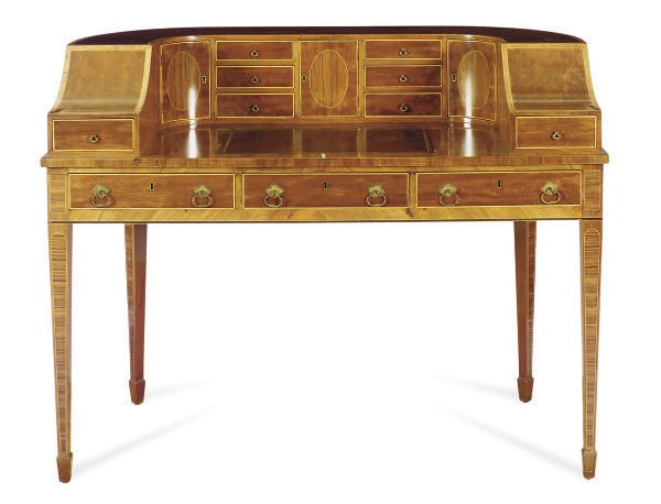 AN EDWARDIAN MAHOGANY AND CROSSBANDED 'CARLTON HOUSE' DESK,