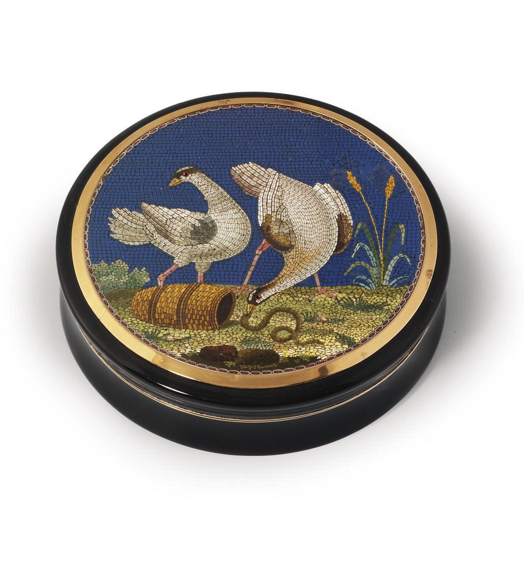 A CONTINENTAL GOLD-LINED TORTOISESHELL CIRCULAR BONBONNIÈRE SET WITH A ROMAN MICROMOSAIC PLAQUE