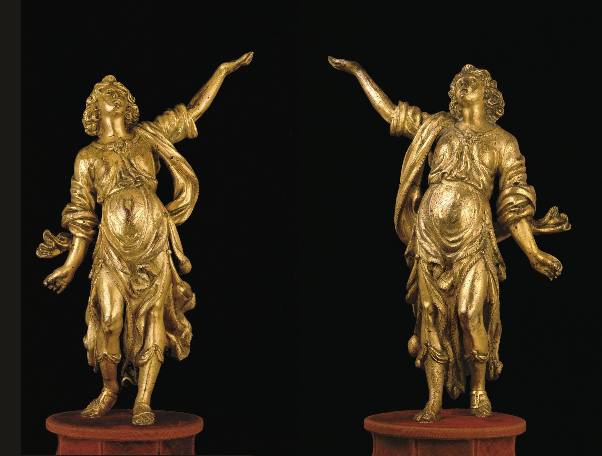 PAIRE DE STATUETTES REPRESENTANT DES ANGES
