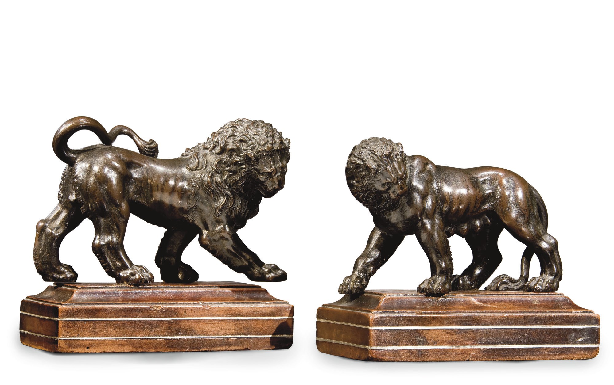 PAIRE DE STATUETTES REPRESENTANT UN LION ET UNE LIONNE