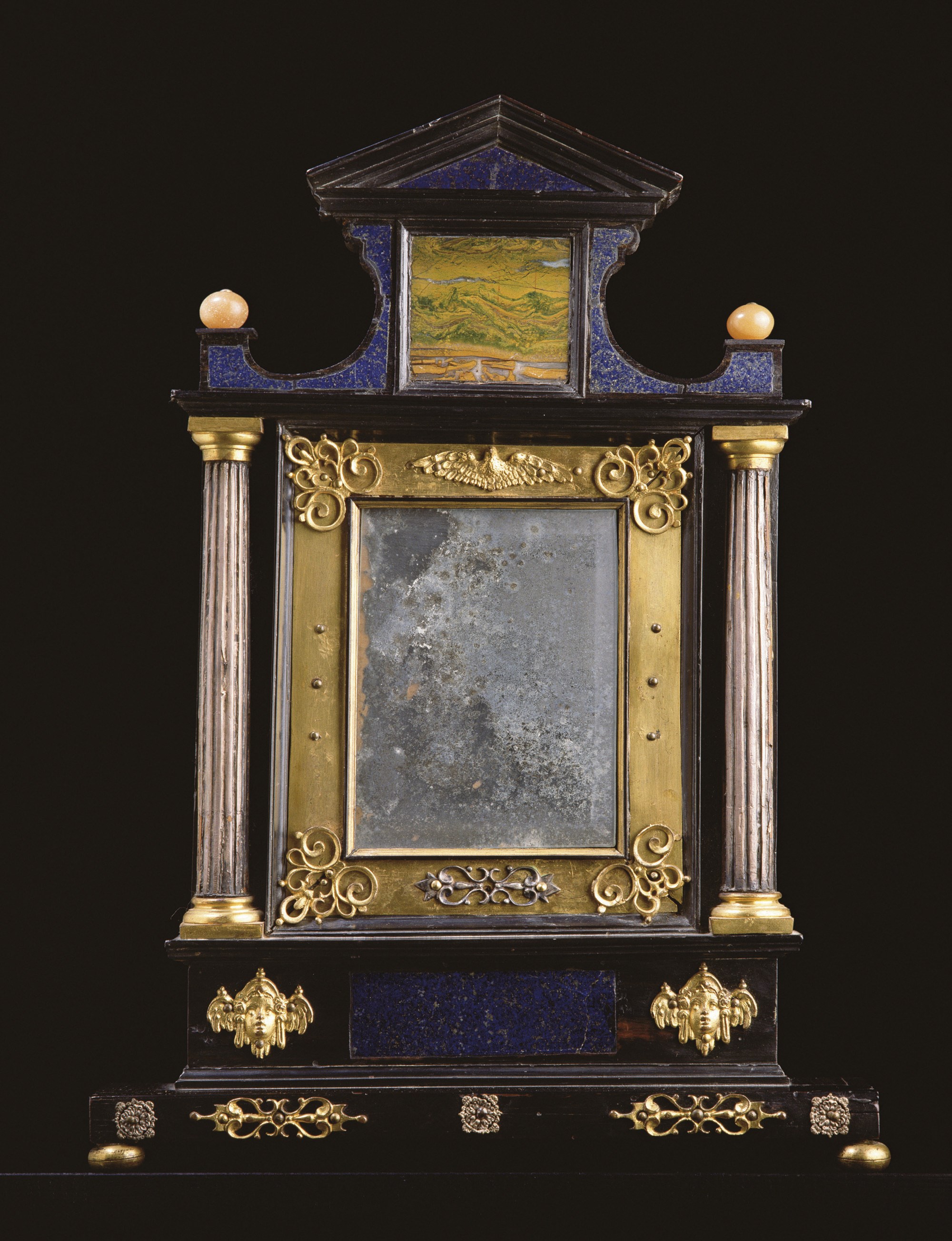 MIROIR EN PLACAGE D'EBENE, BOIS ARGENTE, PIERRES DURES ET CUIVRE DORE