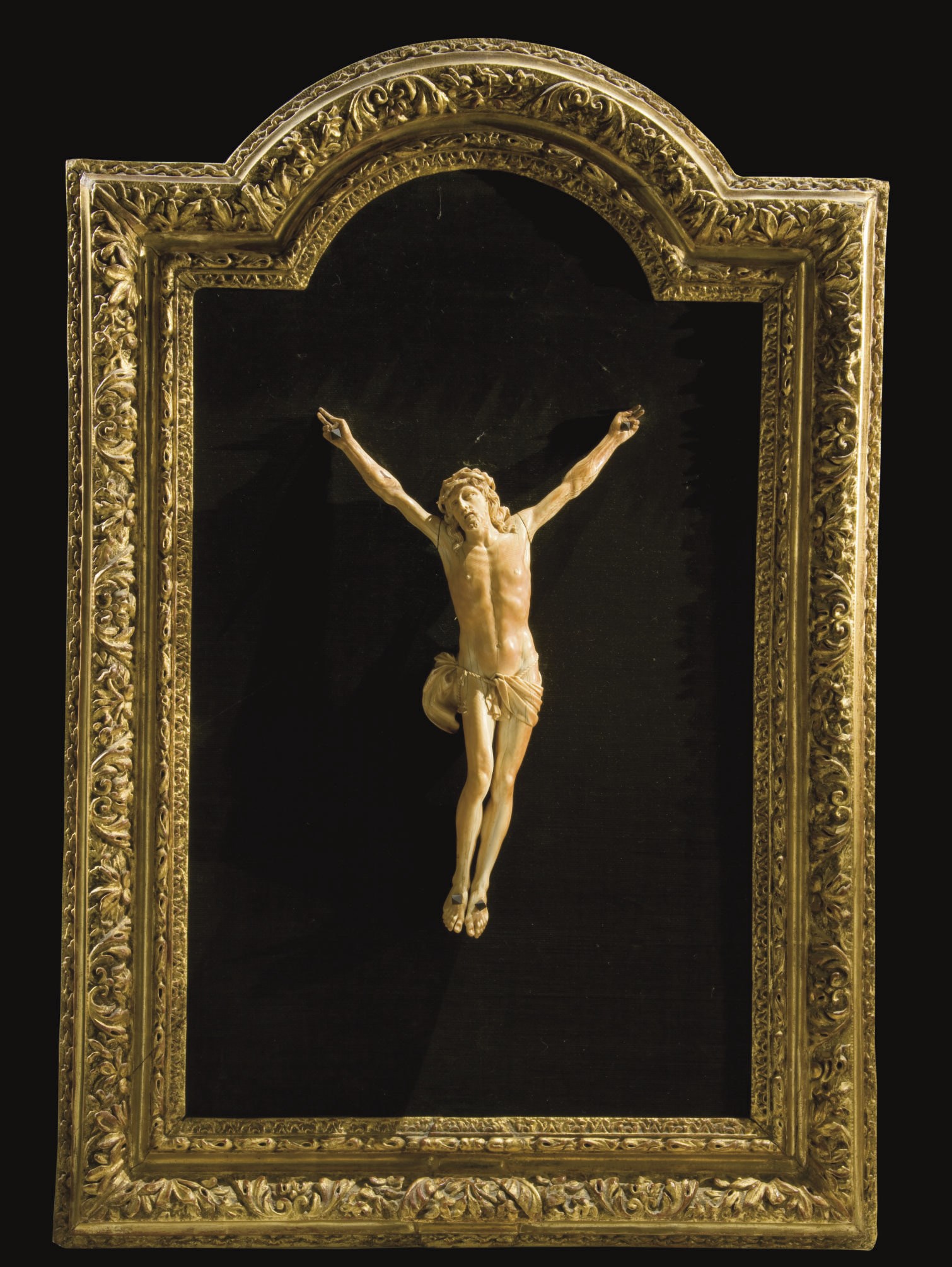 FIGURE EN IVOIRE SCULPTE REPRESENTANT LE CHRIST EN CROIX