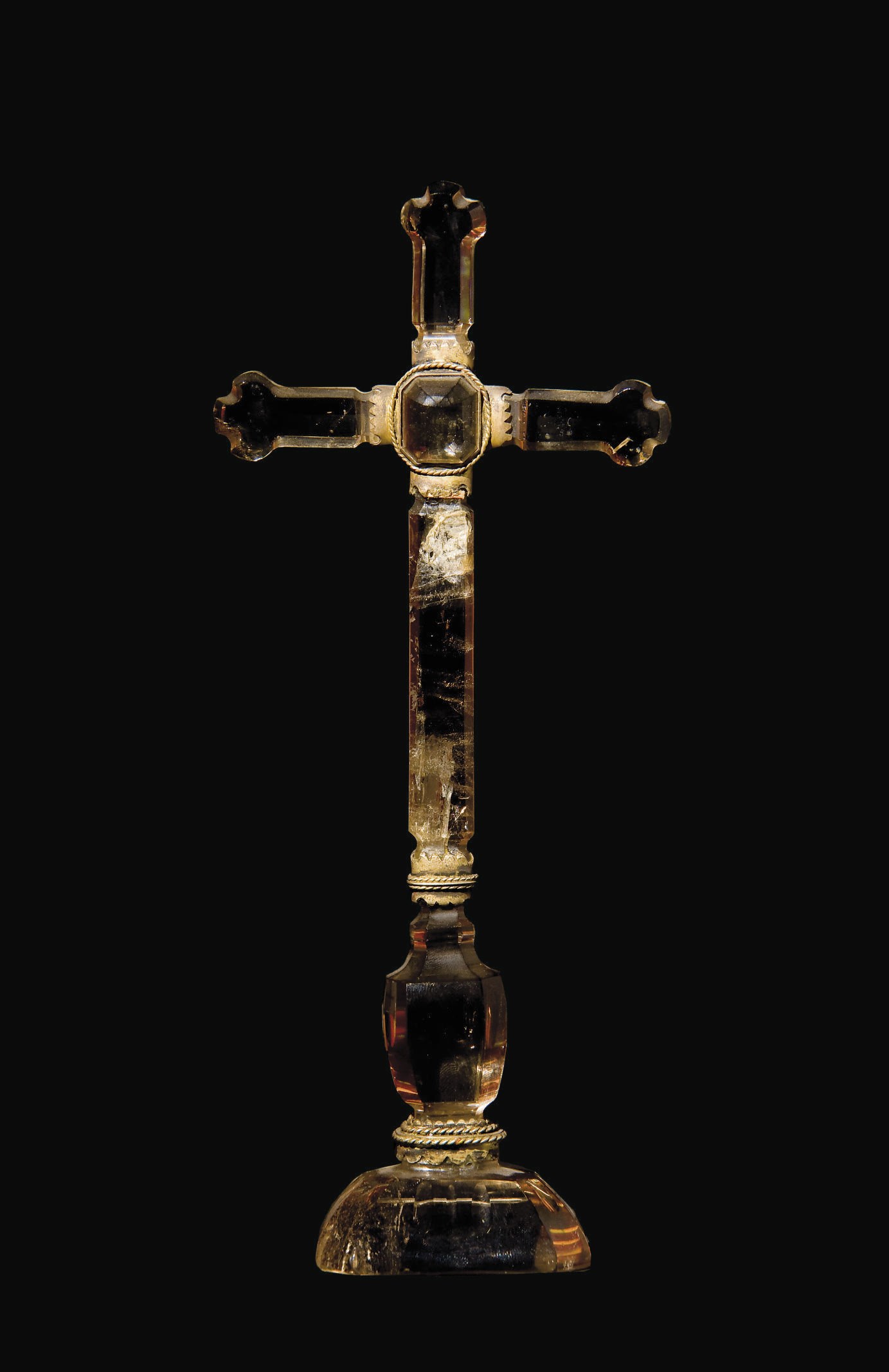 CROIX EN CRISTAL DE ROCHE FUME ET METAL DORE