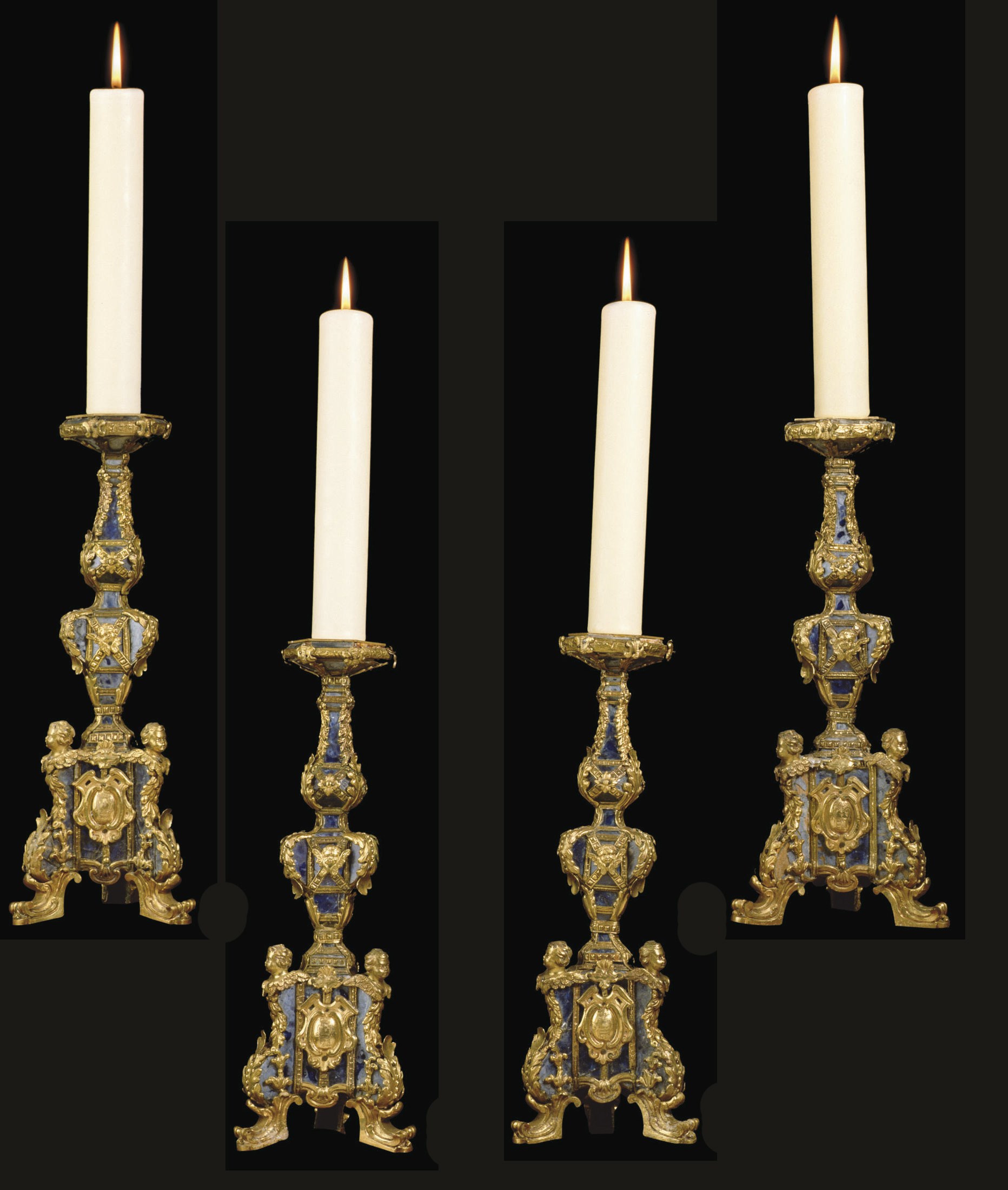 SUITE DE QUATRE PIQUES-CIERGES EN METAL DORE ET IMITATION DU LAPIS LAZULI