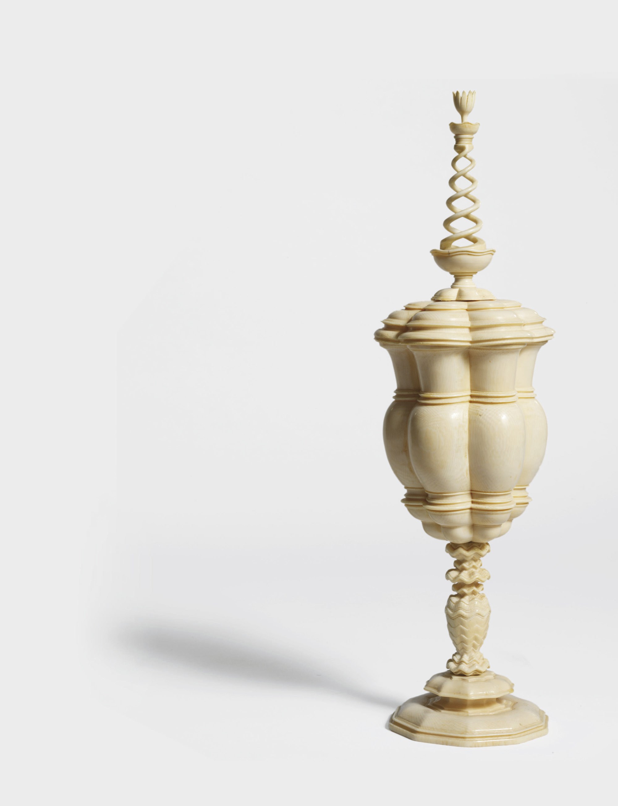 COUPE COUVERTE EN IVOIRE SCULPTE
