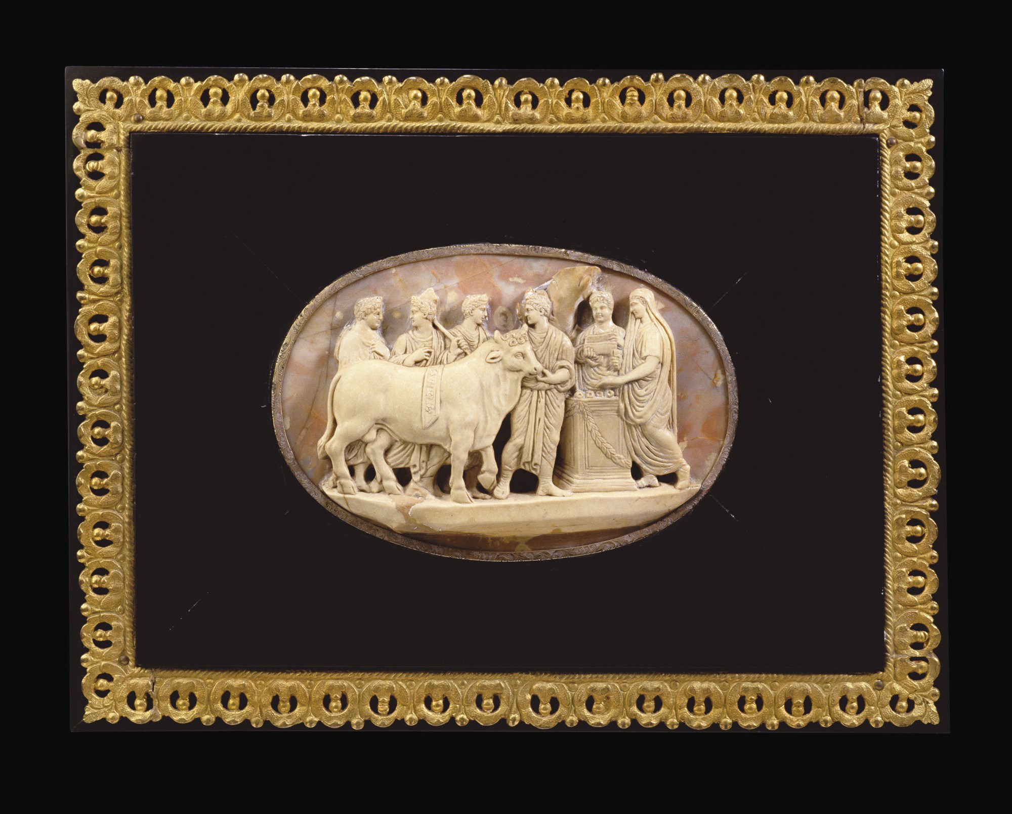 CAMEE OVALE EN AGATE SCULPTEE REPRESENTANT UNE SCENE SACRIFICIELLE