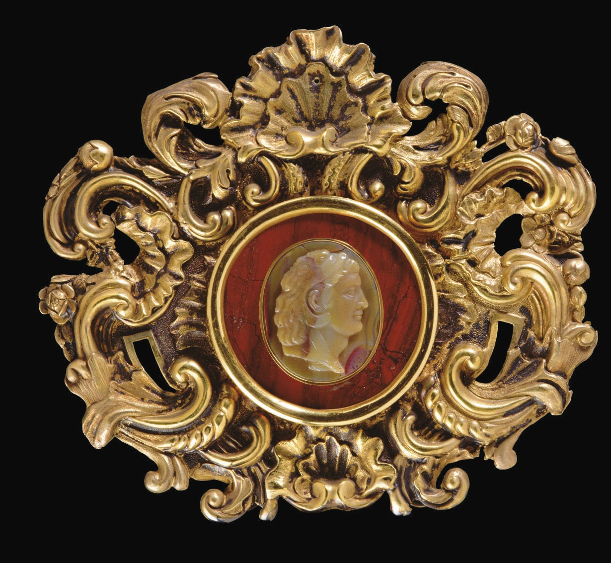 CAMEE OVALE EN AGATE SCULPTEE REPRESENTANT LA TETE DE IOLE