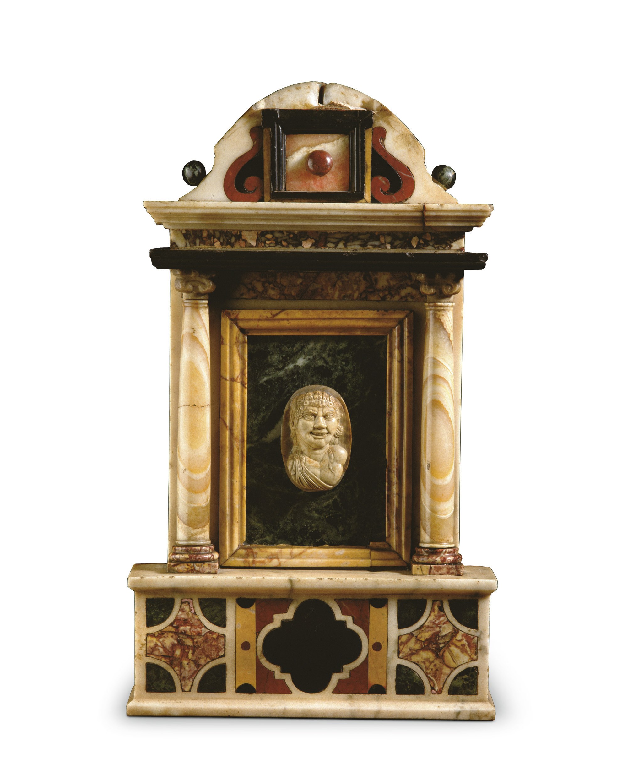 CAMEE OVALE EN AGATE SCULPTEE REPRESENTANT LE BUSTE DU JEUNE BACCHUS
