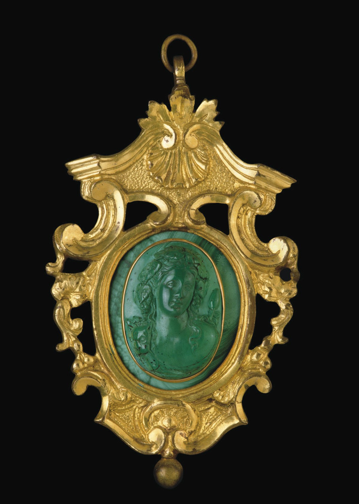 CAMEE OVALE EN MALACHITE SCULPTEE REPRESENTANT LE BUSTE D'UNE BACCHANTE