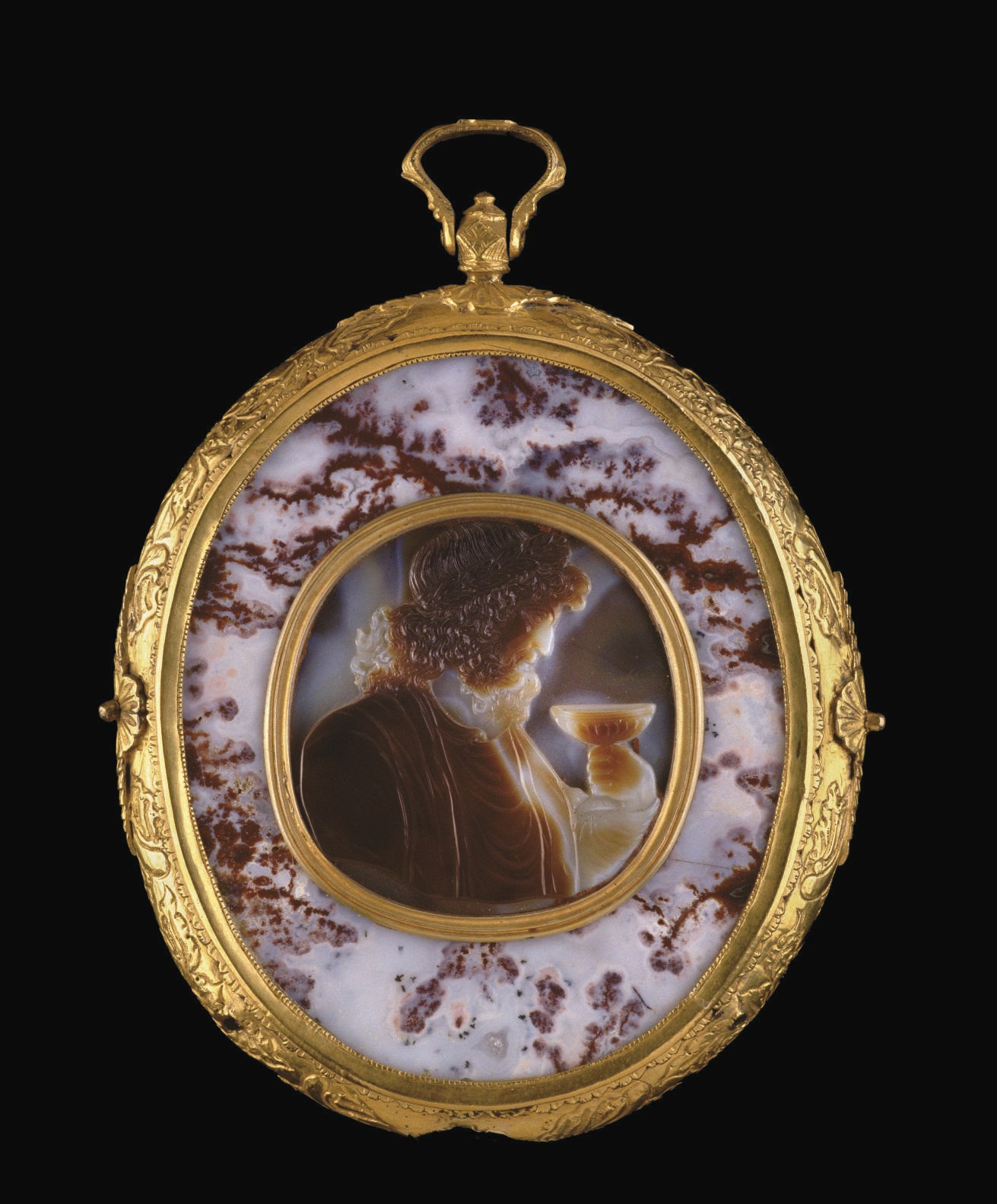 CAMEE OVALE EN AGATE TIGREE SCULPTEE REPRESENTANT LE BUSTE D'UN DIRIGEANT