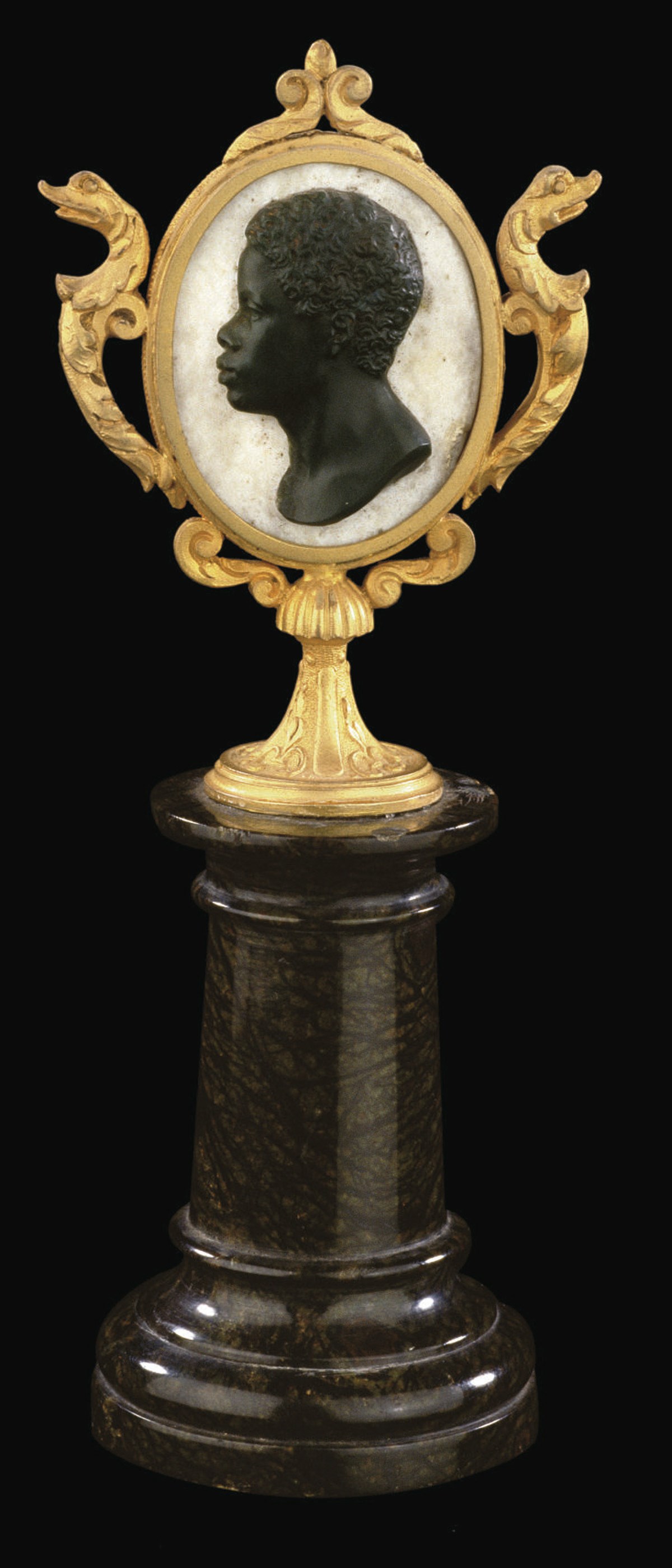 CAMEE OVALE EN AGATE SCULPTEE REPRESENTANT LA TETE D'UN JEUNE HOMME NOIR