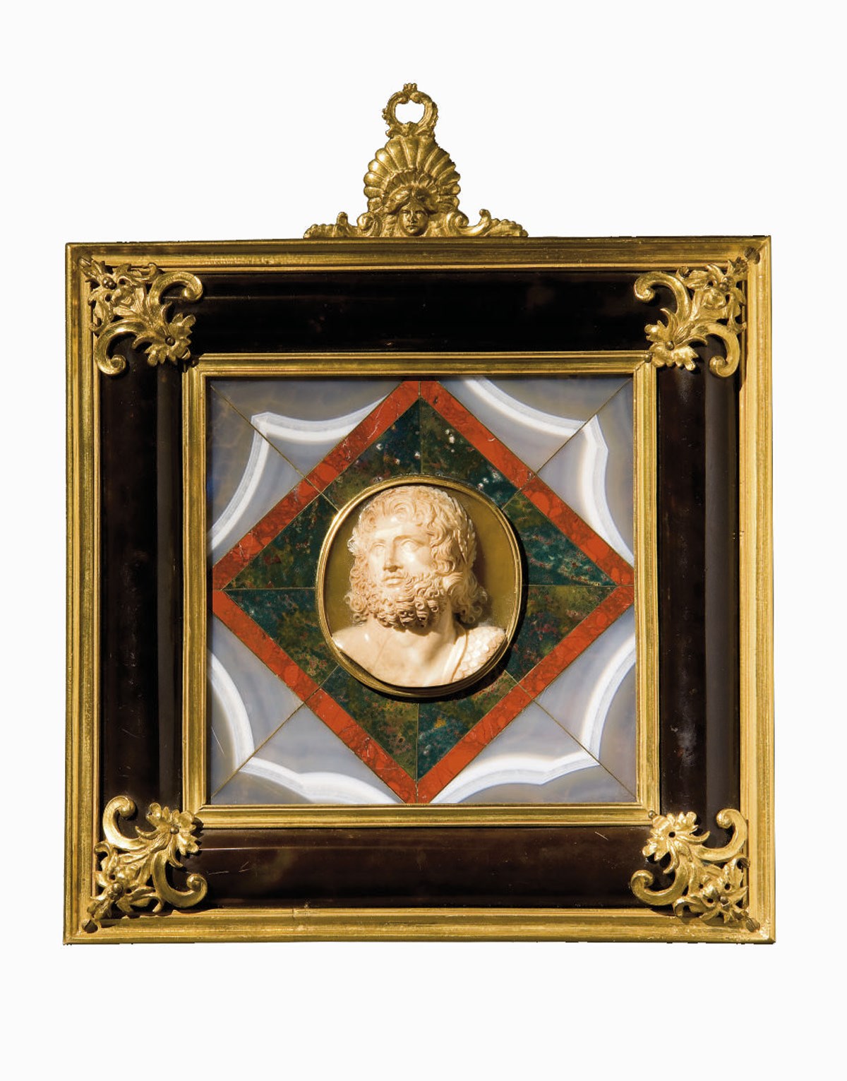 CAMEE OVALE EN AGATE SCULPTEE REPRESENTANT UN BUSTE D'HERCULE