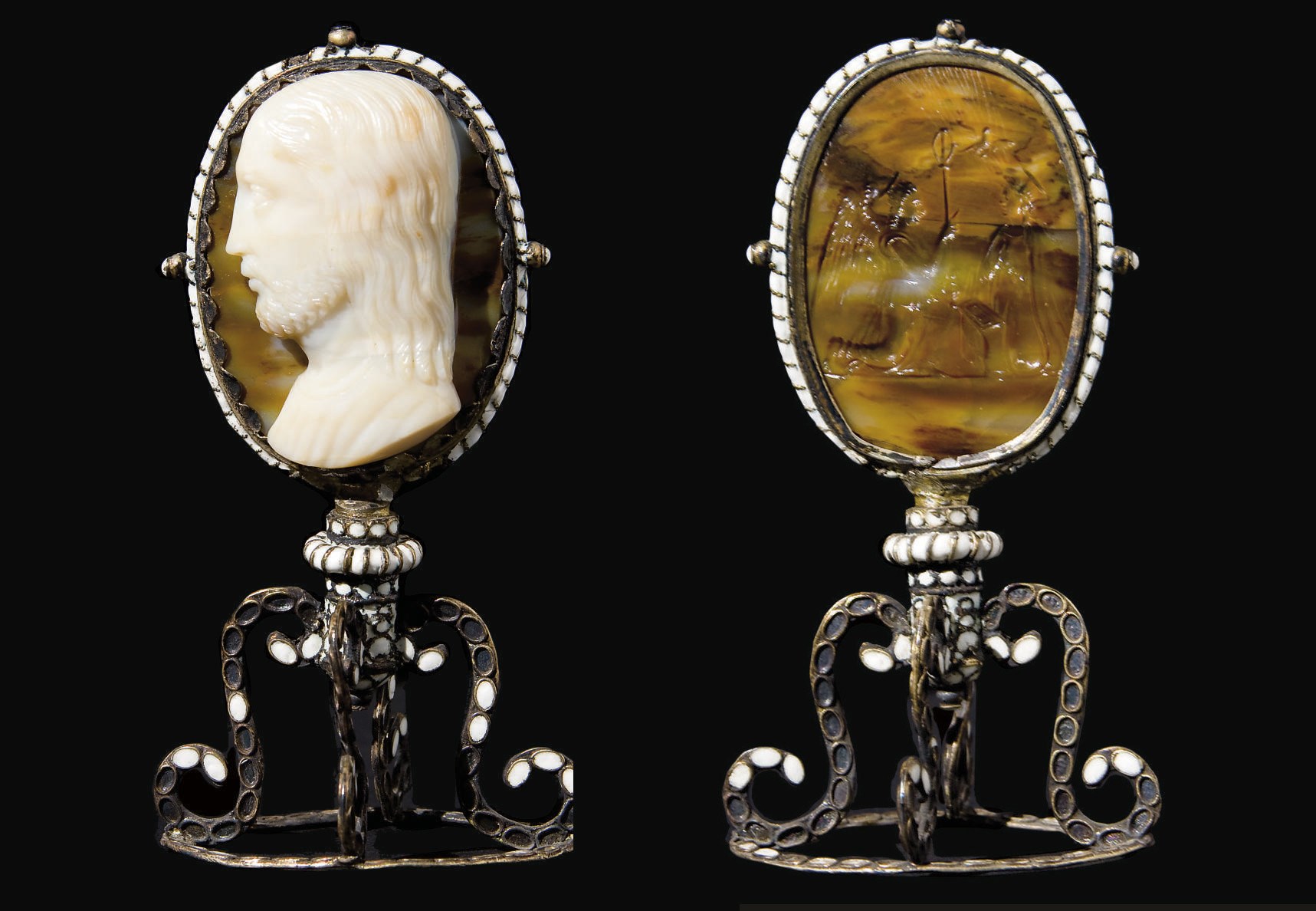 CAMEE OVALE EN AGATE SCULPTEE REPRESENTANT LE CHRIST, AVEC INTAGLIO REPRESENTANT L'ANNONCIATION AU DOS