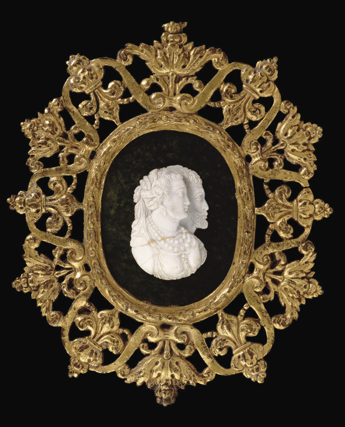 CAMEE AJOURE EN CALCEDOINE SCULPTEE REPRESENTANT UN DOUBLE PORTRAIT D'HOMME ET DE FEMME DE PROFIL