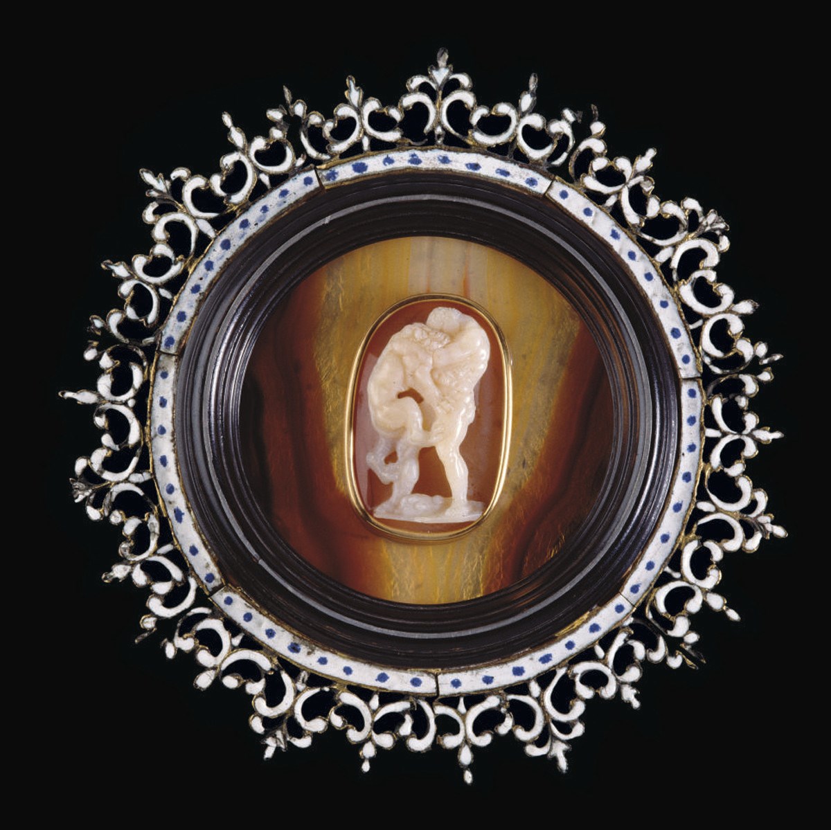CAMEE OVALE EN ONYX SCULPTE REPRESENTANT HERCULE ET LE LION DE NEMEE