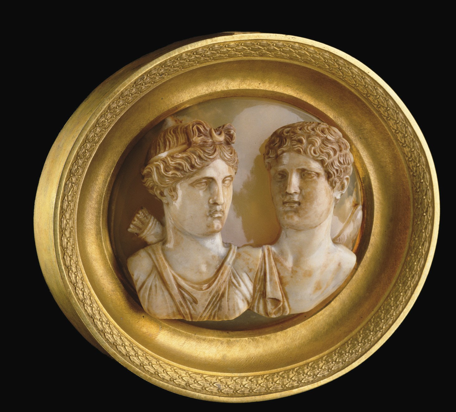 CAMEE OVALE EN AGATE SCULPTEE REPRESENTANT LE DOUBLE PORTRAIT DE DIANE ET D'APOLLON