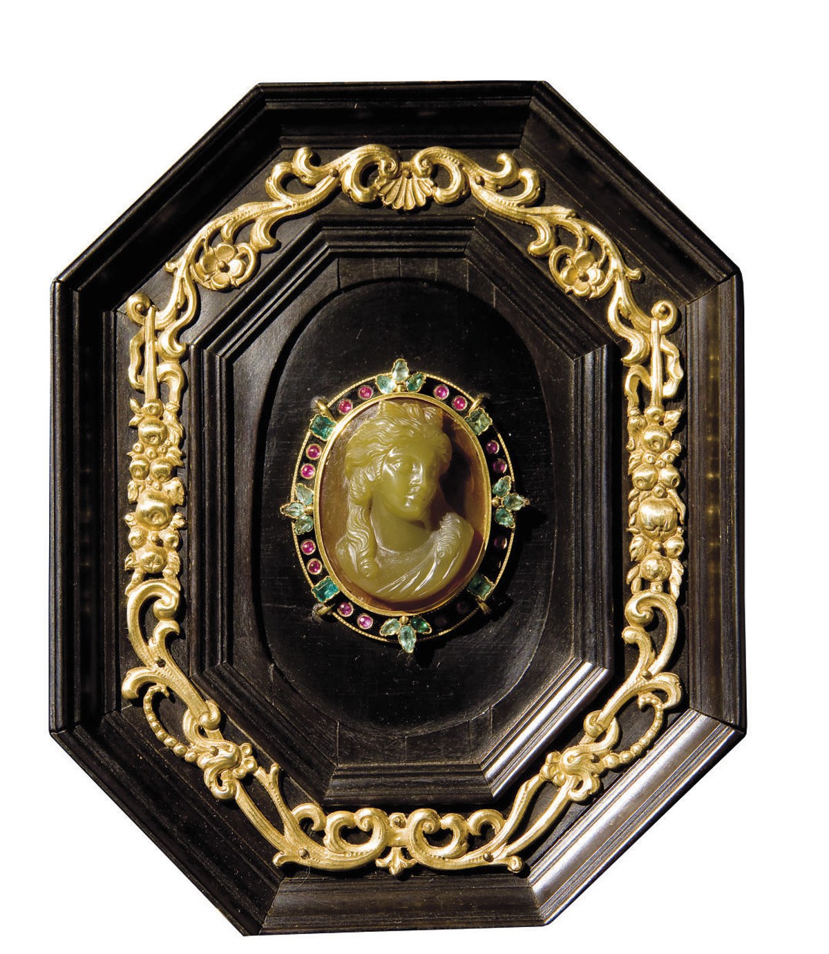 CAMEE OVALE EN CALCEDOINE SCULPTEE REPRESENTANT UN BUSTE DE JEUNE FEMME
