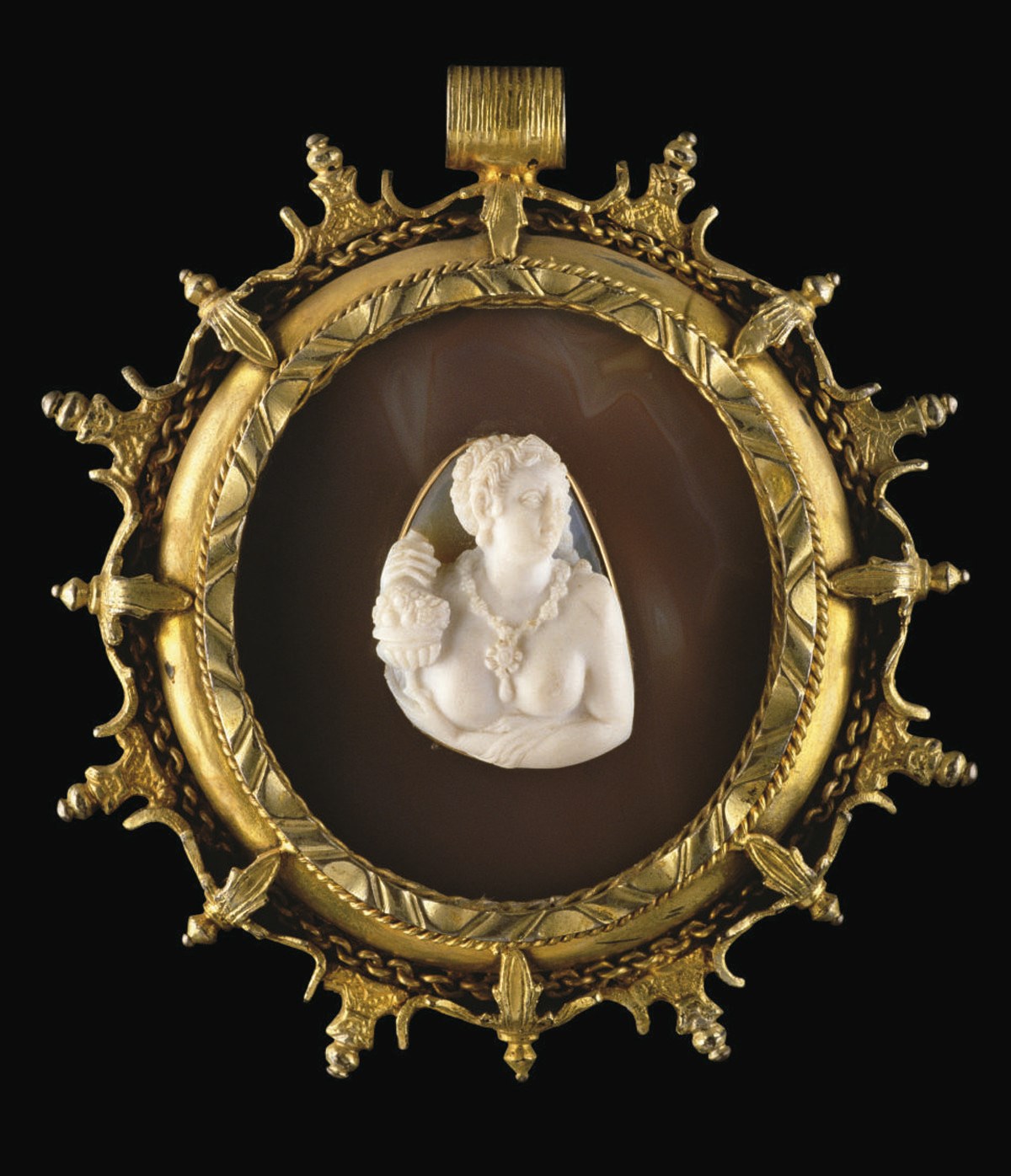 CAMEE OVALE EN ONYX SCULPTE REPRESENTANT UN BUSTE DE FEMME