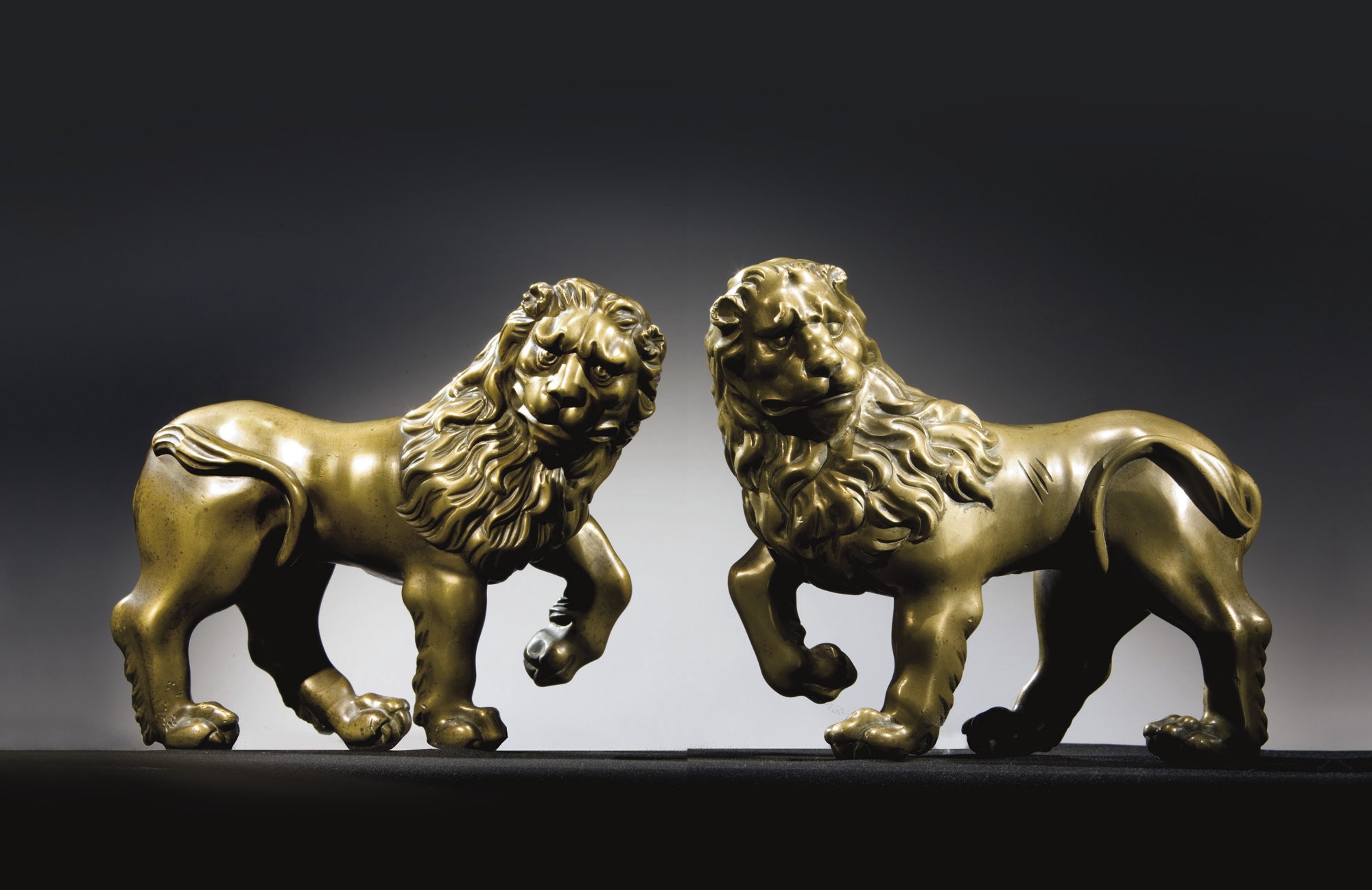 PAIRE DE LIONS EN LAITON