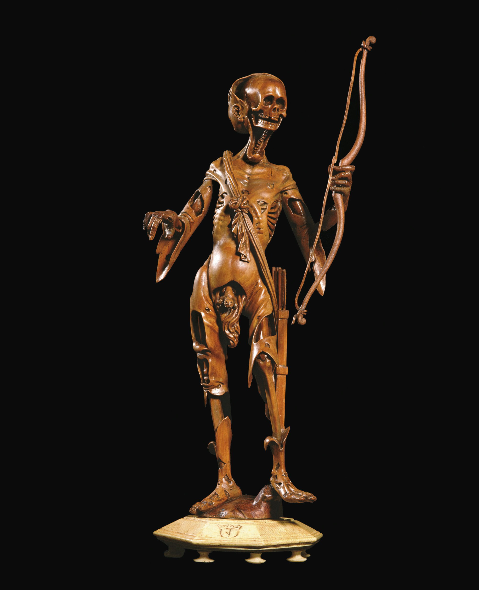 FIGURE EN BOIS FRUITIER D'UN SQUELETTE EN DECOMPOSITION
