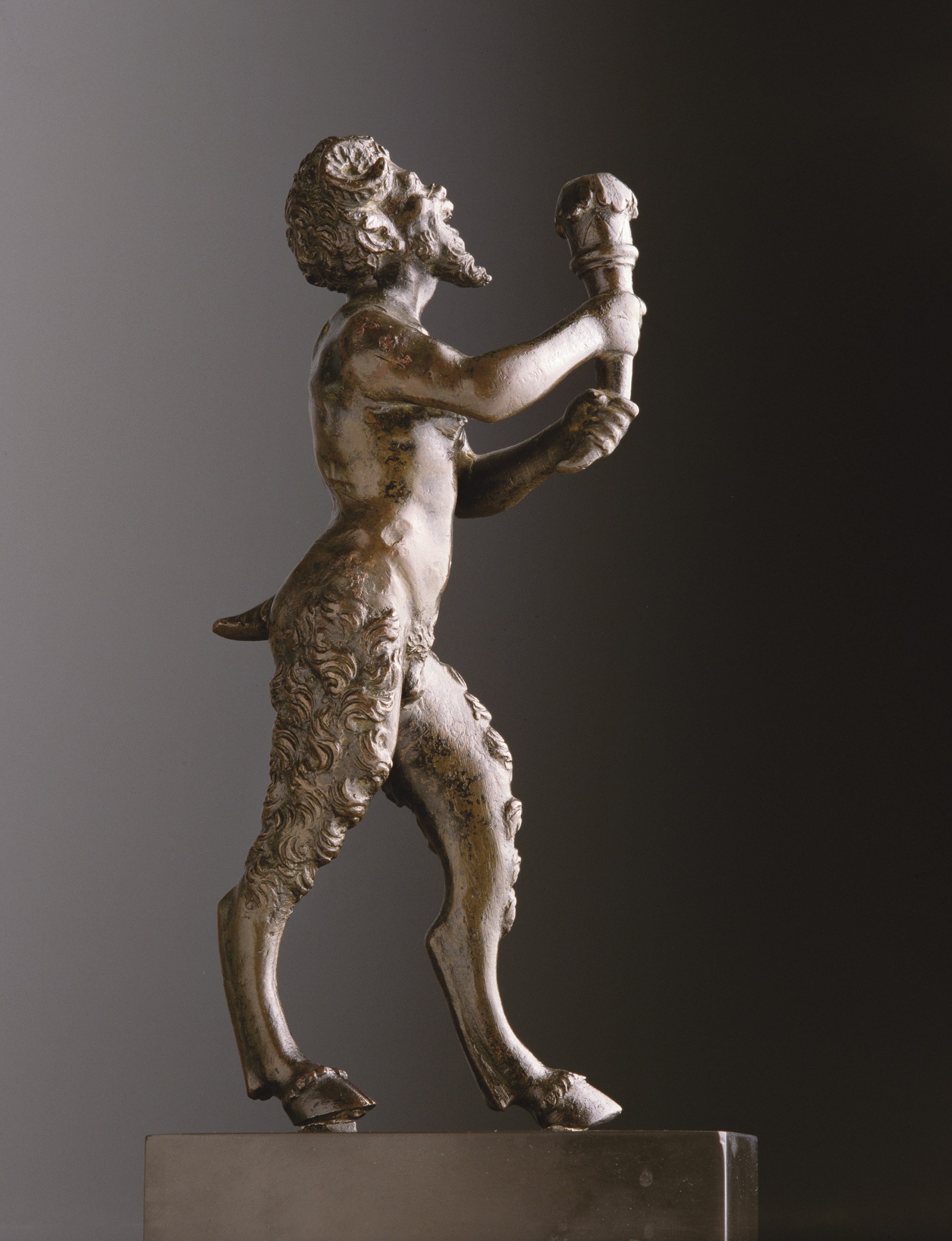 FIGURE EN BRONZE D'UN SATYRE TENANT UN BOUGEOIR