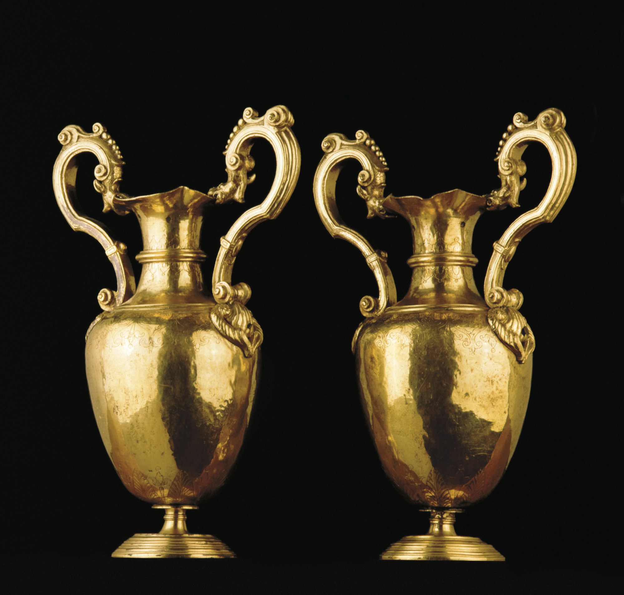 PAIRE DE VASES EN BRONZE DORE